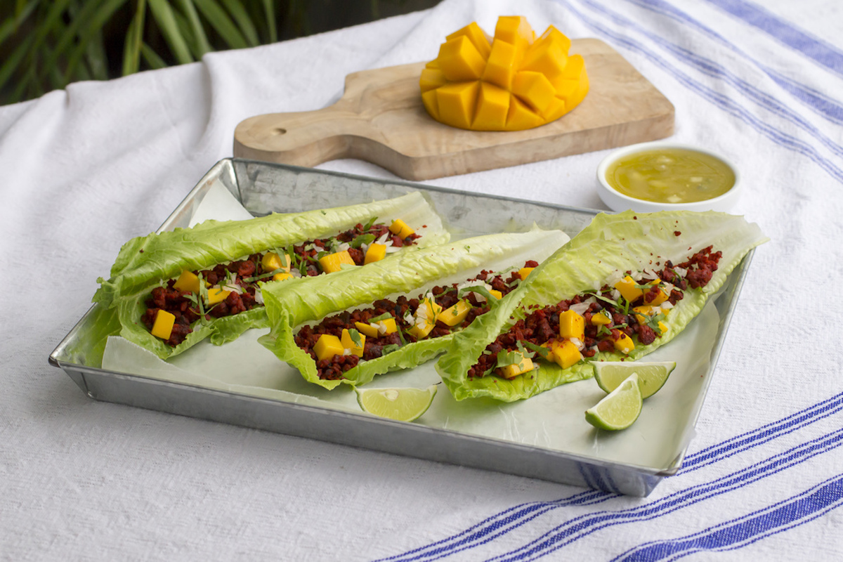 Tacos de lechuga con chorizo de soya CHATA<i class='fa fa-registered registered3'></i>  y mango